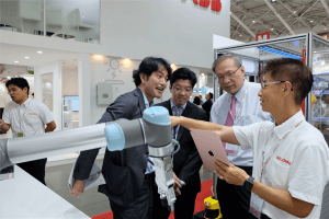 Universal Robots東北亞區總經理山根剛對所羅門虛實整合智慧工廠方案甚感興趣 所羅門加強開拓日本市場 機器人用3D視覺系統