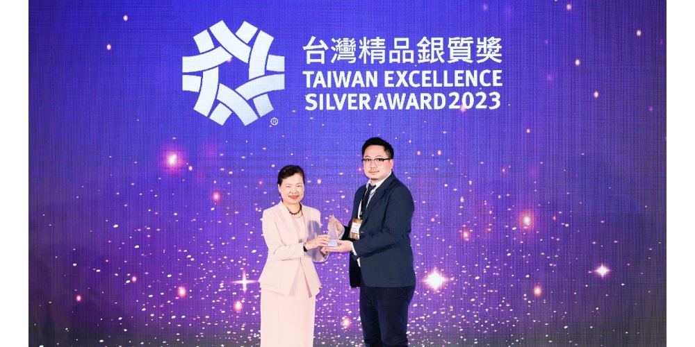 Solomon's Senior Product Manager, Jia-Yun Li, (right) is presented with the Taiwan Excellence Silver Award 2023.