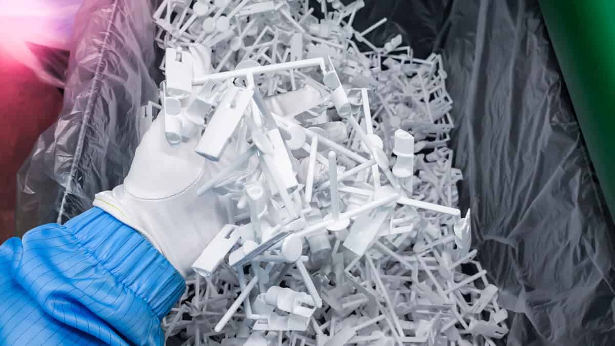 AIを使用してプラスチック部品をリサイクルする際の検証を行う