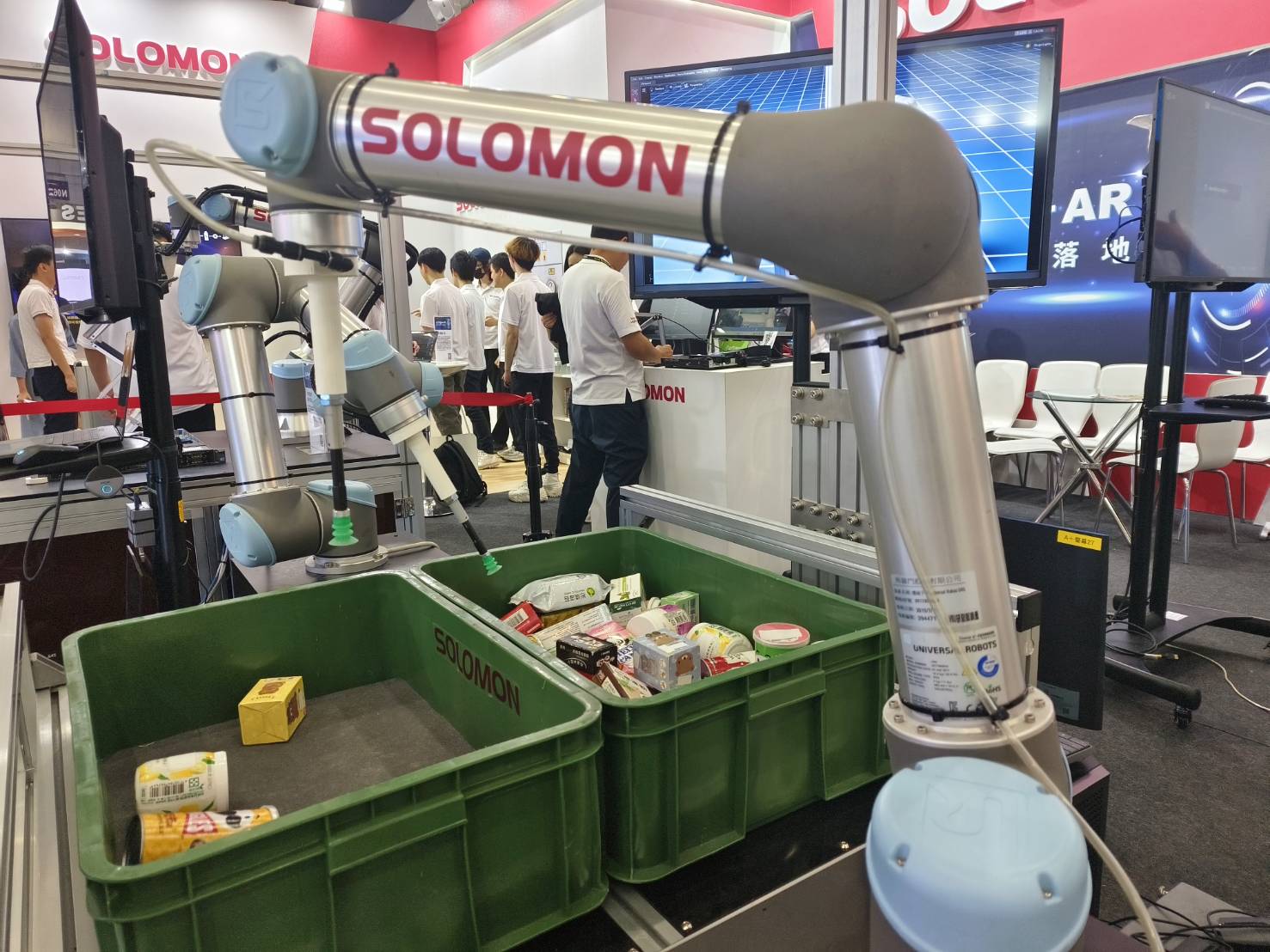 Multi-Arm Random Bin Picking Side-by-side view of two Universal Robots (UR) collaborative robots independently performing random bin picking tasks at the same time, illustrating efficient automation.