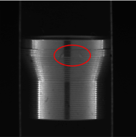 Detección Automatizada de Defectos en Componentes Mecanizados de Precisión Inspección automatizada con IA de un componente mecanizado con una región resaltada que indica un defecto superficial detectado.