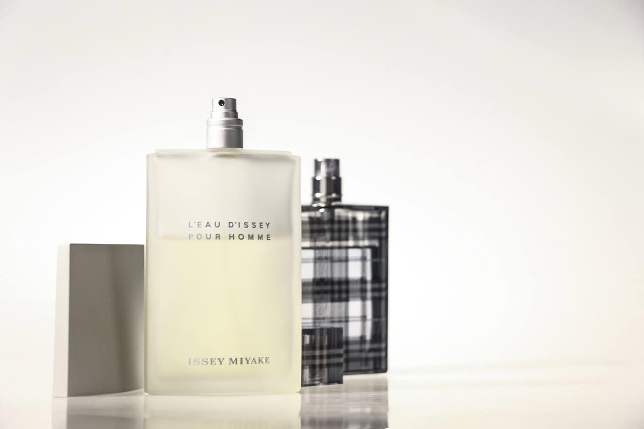 Gradient glass fragrance bottles used for automated surface defect inspection with SolVision.