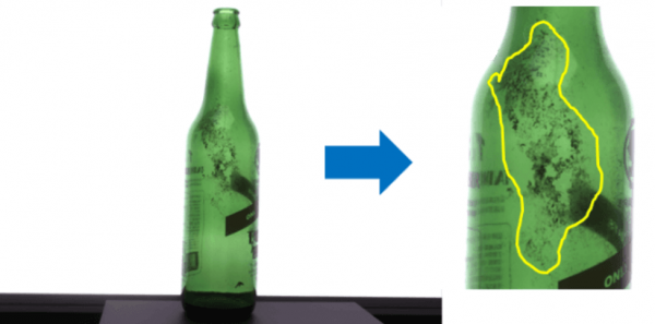 Contaminación Superficial Primer plano de una botella de vidrio retornable con contaminación superficial resaltada.