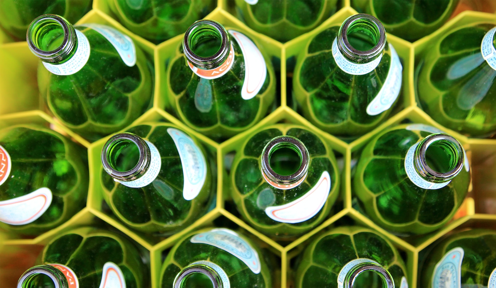 Botellas de vidrio retornables en una caja abierta.