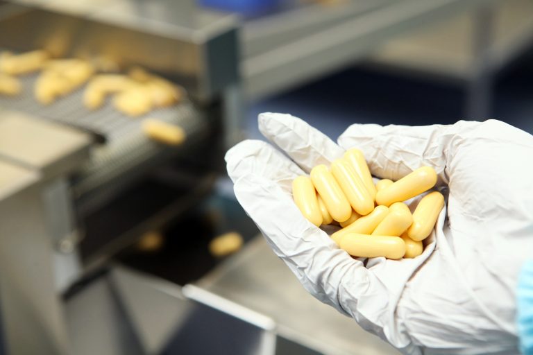 疫情雖逐步受到控制，但由於機械結構複雜，遠端線上教學未必能清楚描述，一旦失誤，恐導致設備損壞延宕產品生產時程。
