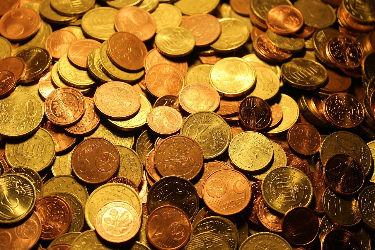 Mixed Euro coin denominations with reflective surfaces and size variations used to illustrate AI coin classification challenges.