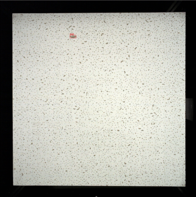 Irregularidades de Patrón SolVision AI identifica irregularidades de patrón en paneles de pladur con relieve, resaltando texturas distorsionadas o inconsistentes durante la inspección.