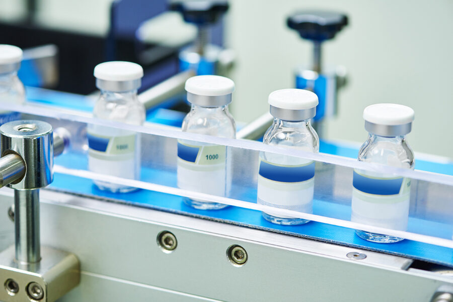 Farmaceutico e Medico Linea di produzione farmaceutica con flaconcini di farmaci iniettabili.